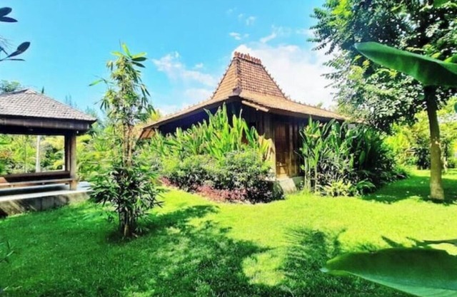 Private, tropical garden, authentic wooden house