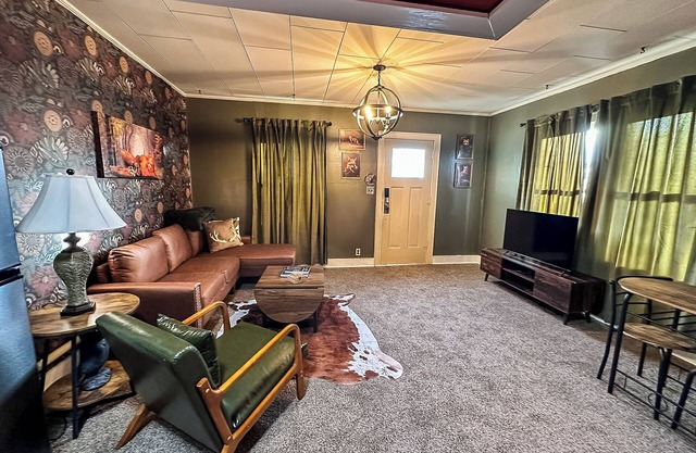 PRIVATE UPPER LEVEL CONDO-1BED/1BATH/BALCONY/GRILL/FIREPIT/LAUNDRY--SLEEPS UP TO 4PP-RUSSELL KS