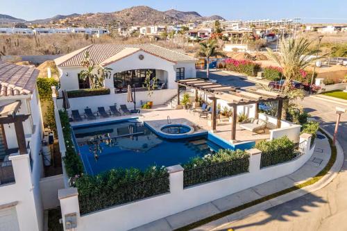 Private Villa in Cabo with Garden, Hot Tub & Medano Beach just 10 min away
