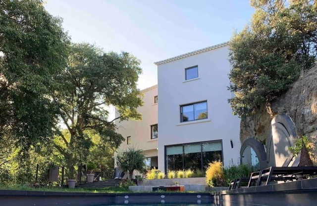 Villa privada para 10 personas con piscina y edificio anexo.