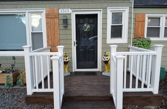 PROMO 10% WEEKLY/20% MONTHLY Pet Friendly on Forrest, Small fenced area for pets