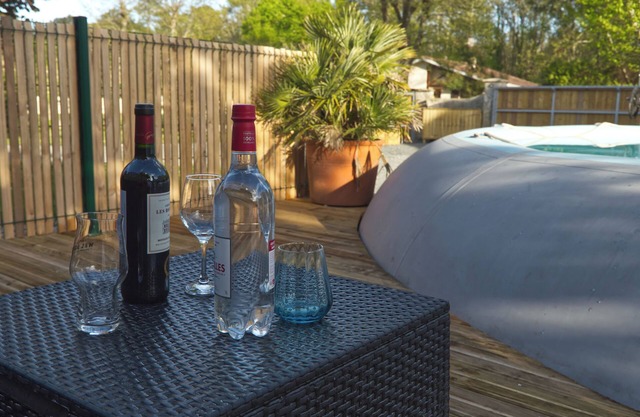 New villa, near the Arcachon Basin and Bordeaux, with swimming pool and jacuzzi.