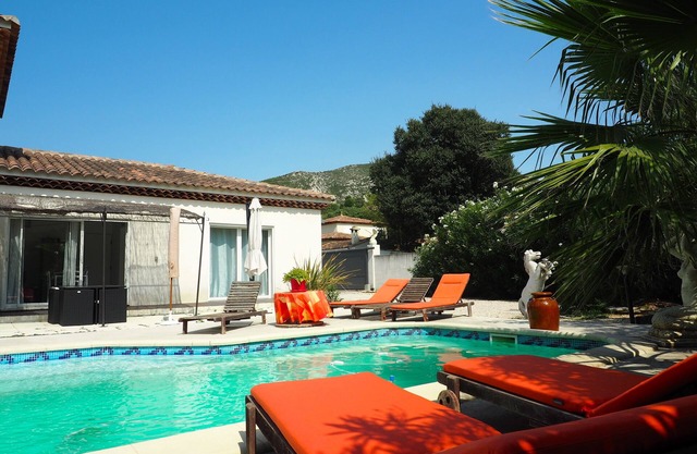 Promoción! Villa de 50m2 al pie de Ste Baume con piscina privada.