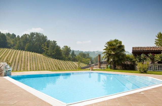 Propiedad entre viñedos con piscina, vista impresionante