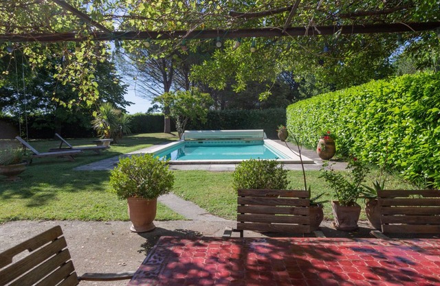 Casa de campo provenzal en el campo. Parque arbolado y cerrado con piscina, sin vecinos.