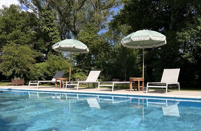 Habitación provenzal con piscina al borde de Lez