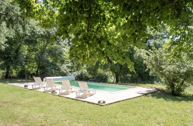 Casa provenzal con piscina frente al luberon en 15,000 m de tierra boscosa
