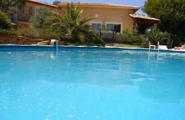 Provenza Hermosa villa en las colinas con vistas al agua.