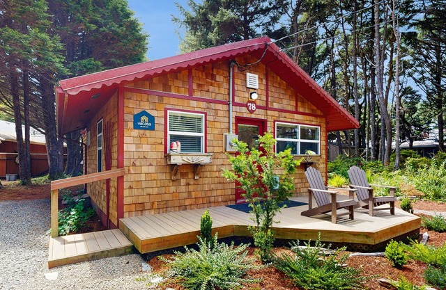 Perro amigable, casa de campo en el bosque 75 metros de la playa! WiFi gratis y Smart TV!
