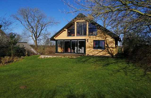 Quaint, modern log cabin with barrel sauna, panoramic windows, Schlei view.