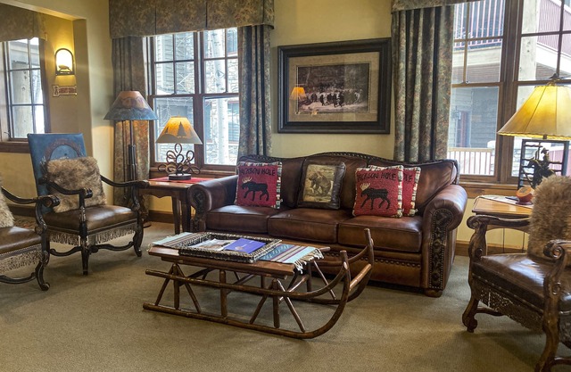 Quaint mountain condo w/two fireplaces, mountain views, balcony & great location