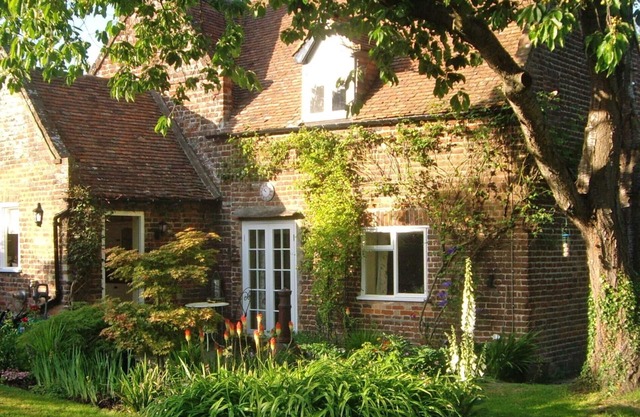 Ubicación pintoresca del pueblo con hermoso jardín inglés de cabaña