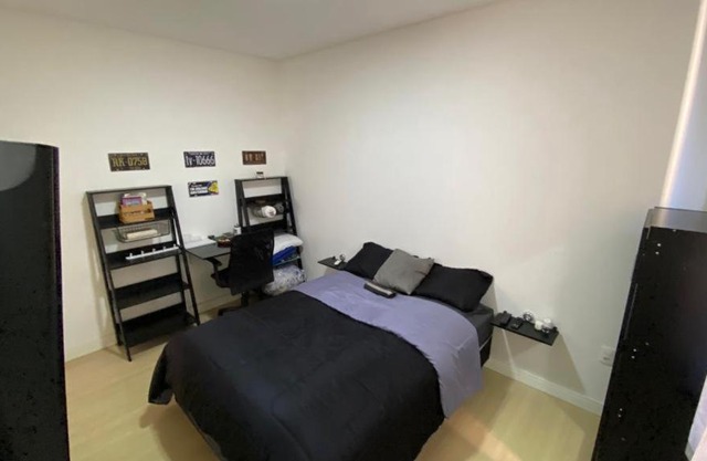 Quarto Suíte em apto compartilhado com anfitrião Mandi a 250m do Mar
