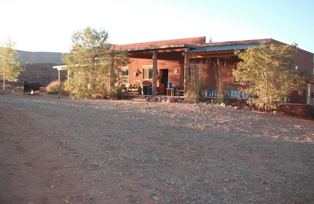 Base Camp Adventure Lodge, Queen en el porche delantero