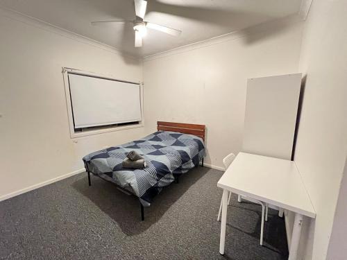 Queen Room next to Station and Shops - PH5