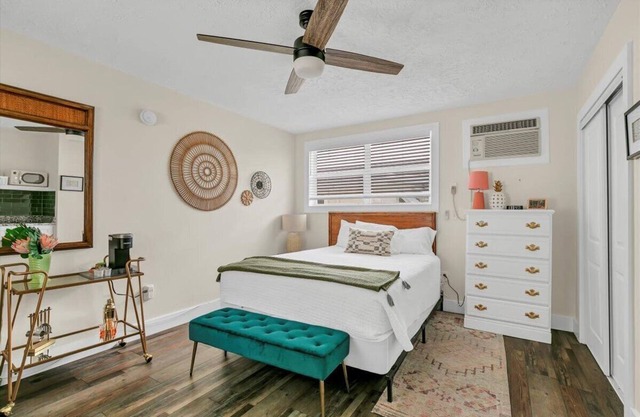 Queen Studio | DT Charm + Laundry Access