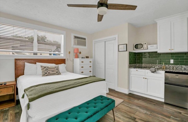 Queen Studio | DT Charm + Laundry Access