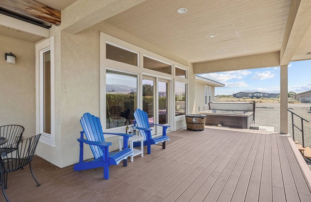 Quick Sunny Escape in Desert Aire - Golf, Swim, and Concerts at The Gorge