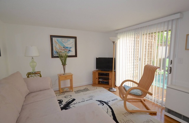Condominio de 2 habitaciones y 2 baños recientemente remodelado con canchas de tenis