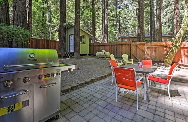 Tranquilo Guerneville Cottage w / Redwood Forest Views!