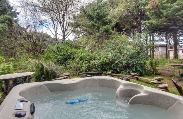 , Casa tranquilo agradable para perros con jacuzzi privado, patio trasero, y el camino a la playa