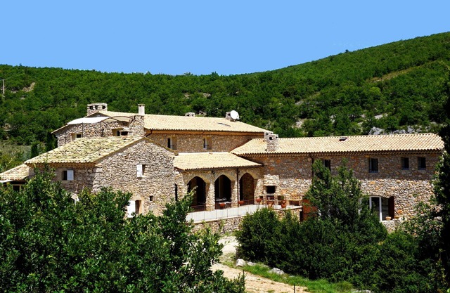 Excelente BASTIDE PROVENZAL en ABSOLUTO TRANQUILO, TENIS privado, PISCINA
