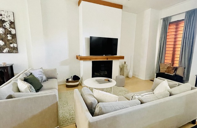 Quiet lake retreat minutes from downtown Toronto
