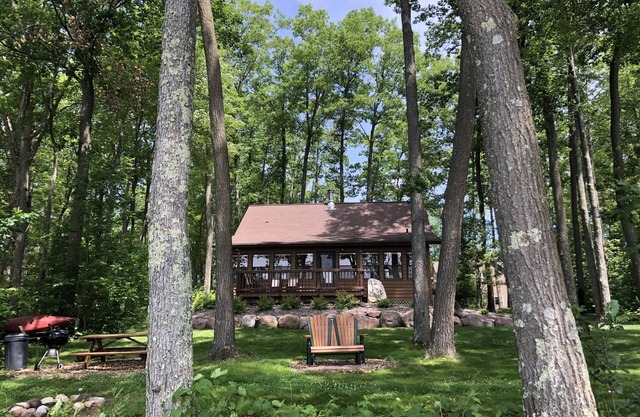 Tranquilo lago de vacaciones. Northwoods: Crivitz, puentes gemelos y área del río Peshtigo