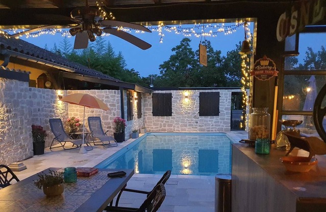 Tranquila gran casa de vacaciones independiente para 6 personas con piscina