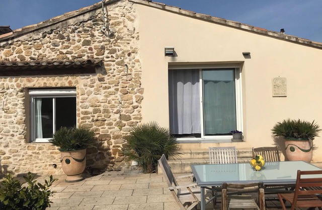 Quiet Mazet nestled in a private cul-de-sac south-facing terrace air-conditioned living room