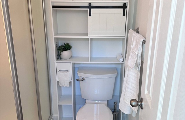 Quiet Micro-Studio with AC in charming Roseville