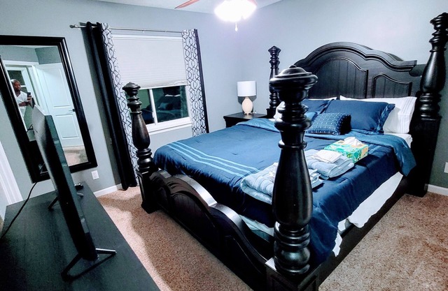 Quiet neighborhood Huge king bed