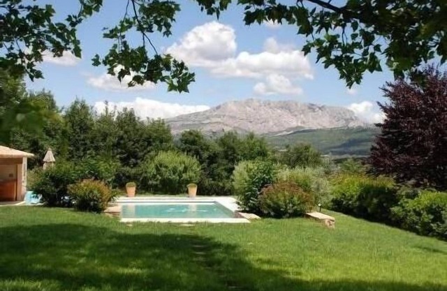Propiedad tranquila con una vista impresionante de Sainte Victoire ubicada en Meyreuil