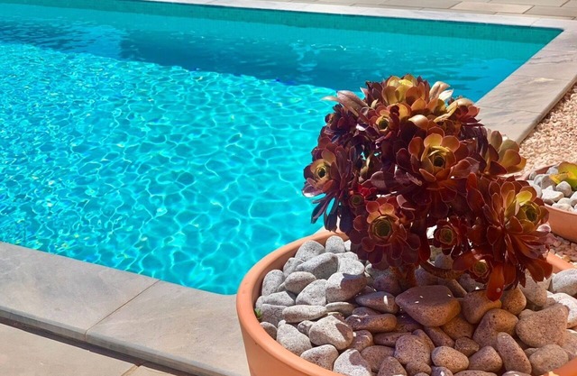 Quiet room, surrounded by a superb golf course, town center and beach nearby.