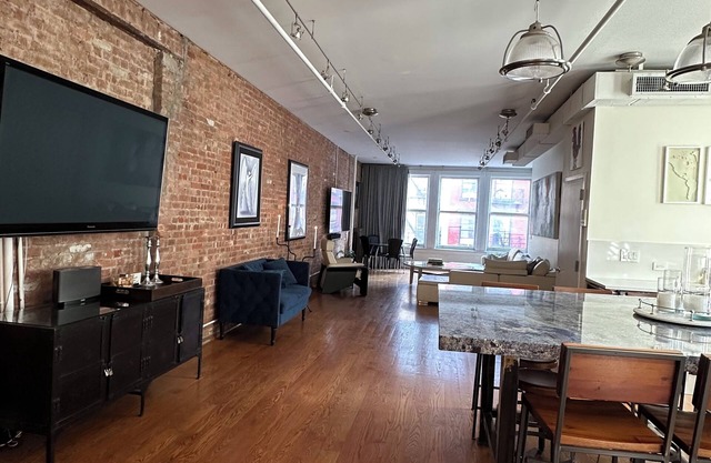 Auténtico loft recientemente renovado de 2.000 pies cuadrados en el corazón de Soho