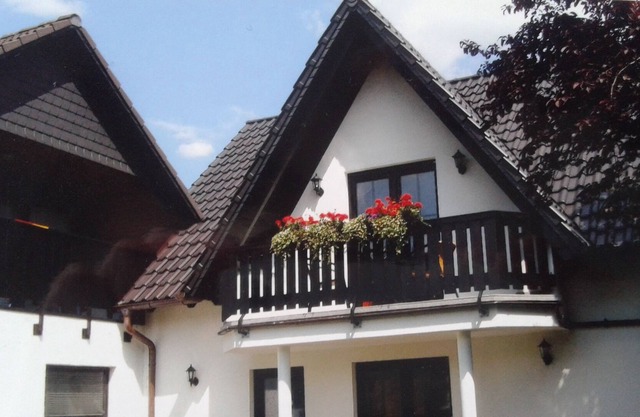 Pueblo tranquilo, cerca cómodo apartamento con balcón en Goslar / Arriba