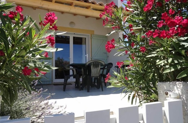 Villa St Pierre la Mer en pequeño edificio tranquilo, cerca del mar.