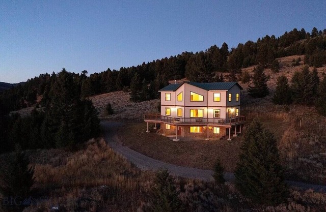 Quinn Creek Chalet: Luxury & Privacy on 12 Acres. Sleeps 12!