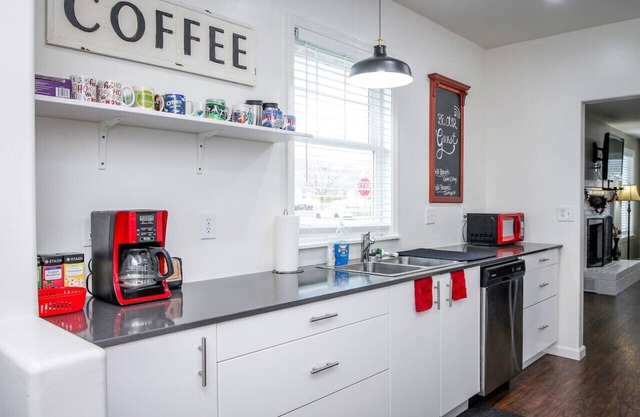 Quinn's Cottage, Downtown! Cozy Downtown Home! Sleeps 6, Local Golfing 50% Off!