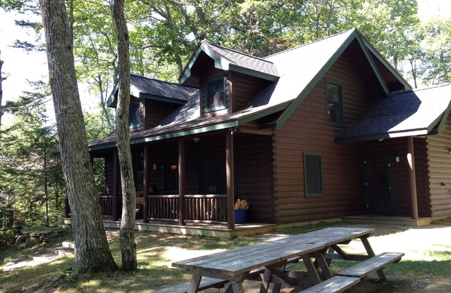 QUINTESSENTIAL MAINE LOG CABIN SET EN EL LAGO MAGNÍFICO