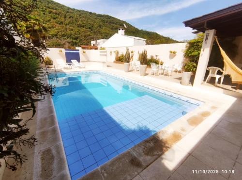 Quiosque com piscina e churrasqueira!
