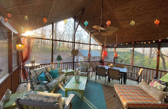Quirky cabin retreat on 4 acres w spa, arcade rm, art&book loft -- near Hershey