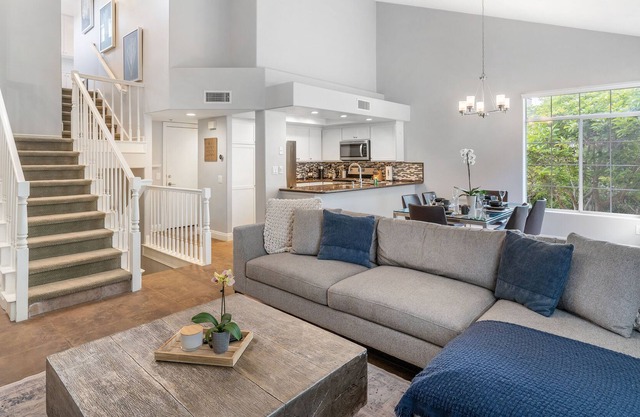 Radiant home near the ocean with WiFi, W/D, hot tub and gas grill