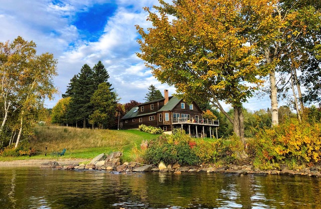 ¡Hogar en el Lago Rangeley con área de playa y amplio césped para juegos al aire libre y diversión!