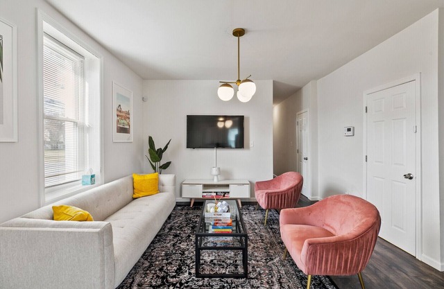 RARE 2 Bed Gem w/ PRIVATE PATIO Near Downtown Philly!