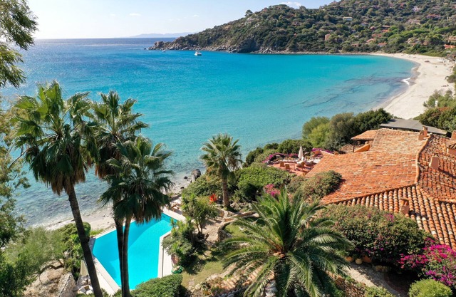 Villa recluida, directo sobre una playa de arena fina, con agua cristalina, segura para los niños