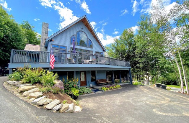 RE53: casa hermosamente decorada junto a las laderas de Bretton Woods con impresionantes vistas del monte Washington y la gran cubierta. Servicio de transporte gratuito al complejo, chimenea de gas, wifi gratuito, fácil aparcamiento. Caminar a pendient...