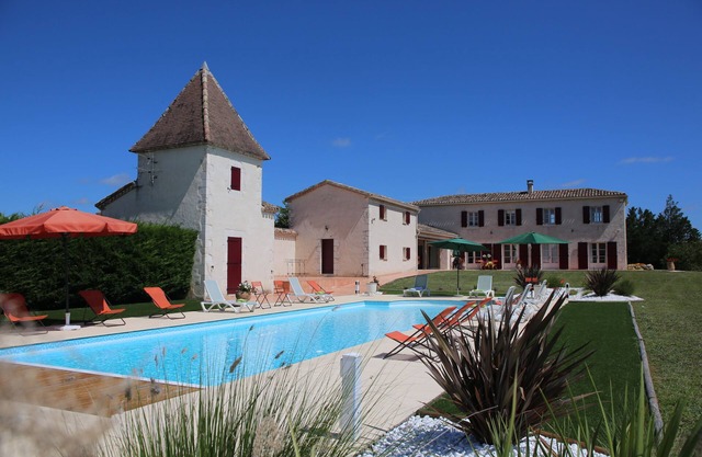 Real estate complex comprising an elegant new stone property in the Quercin.