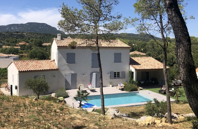 Recent bastide with breathtaking view of the Pic Saint Loup