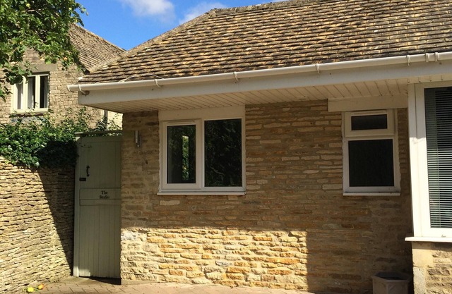 Recientemente convertido apartamento independiente con jardín en el pueblo de Cotswold